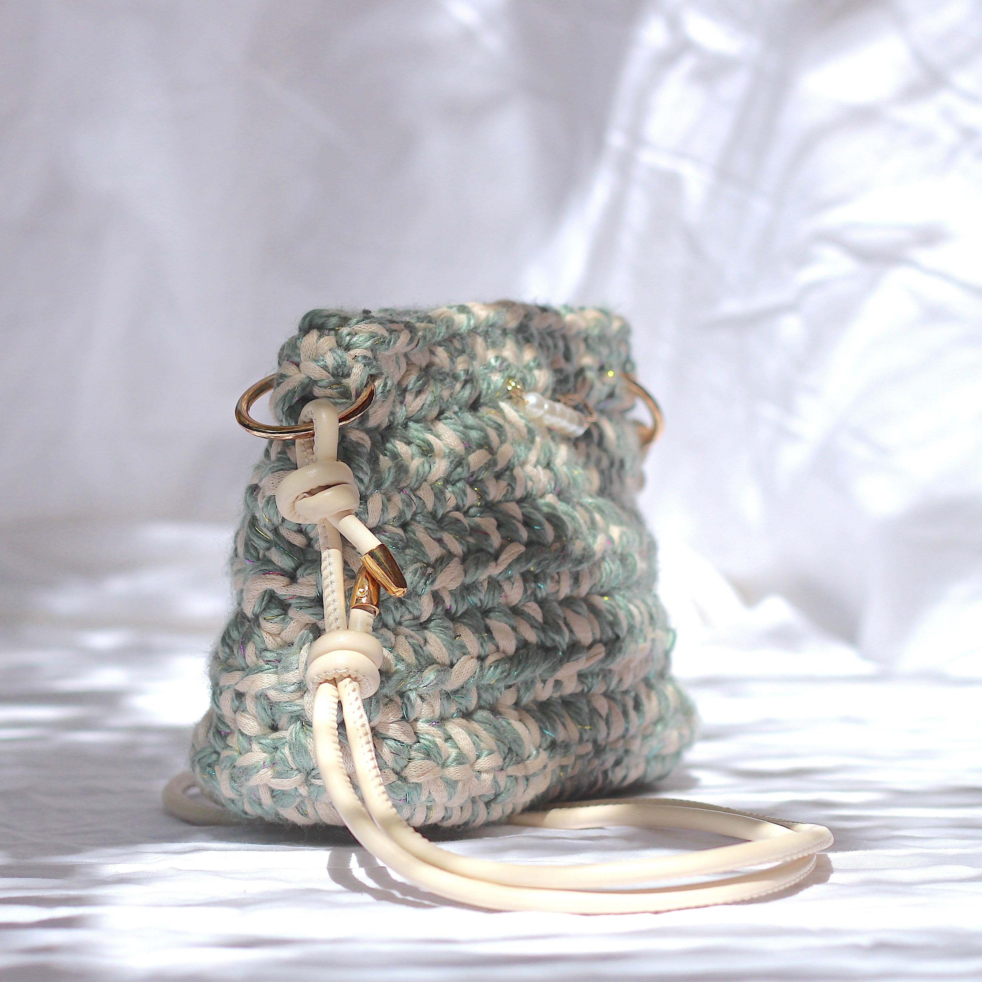 Petit sac bandoulière au crochet vert sauge et crème