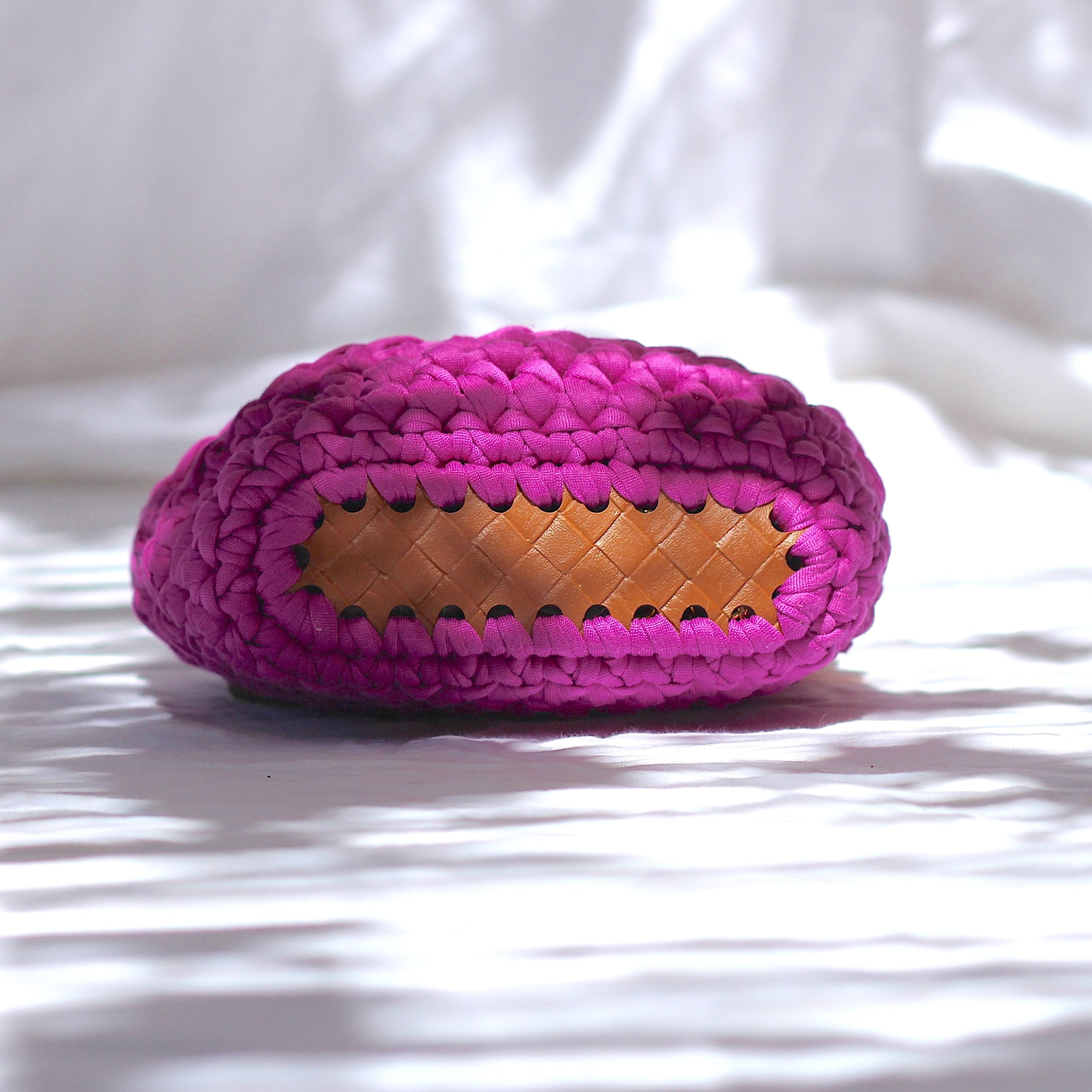 Mini pochette au crochet magenta