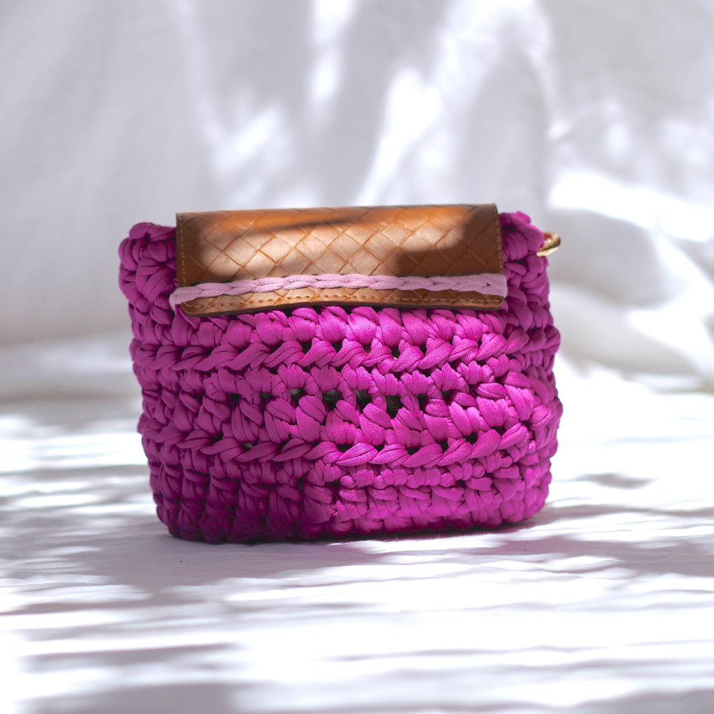 Mini pochette au crochet magenta