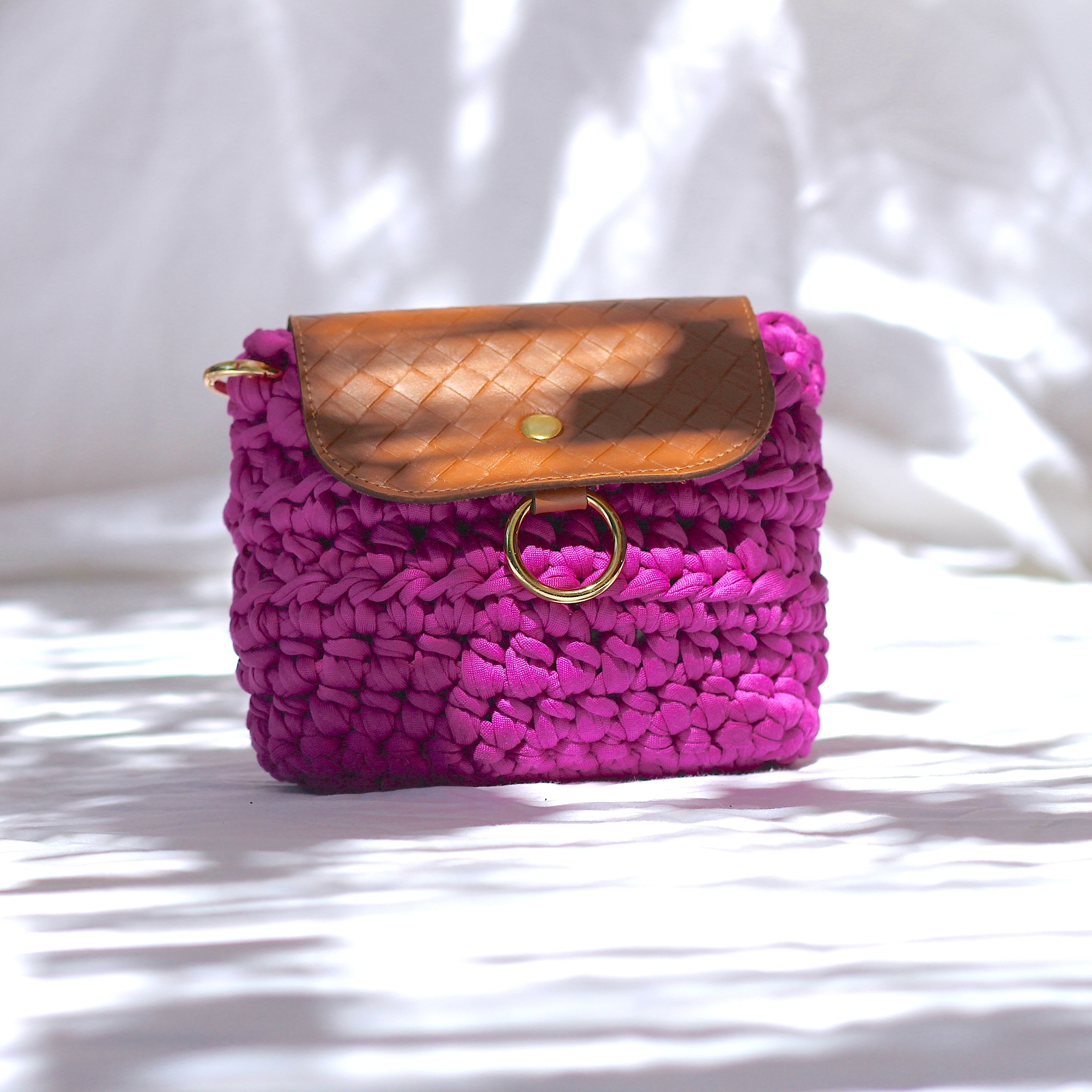Mini pochette au crochet magenta