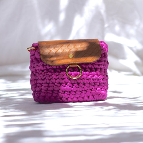 Mini pochette au crochet magenta