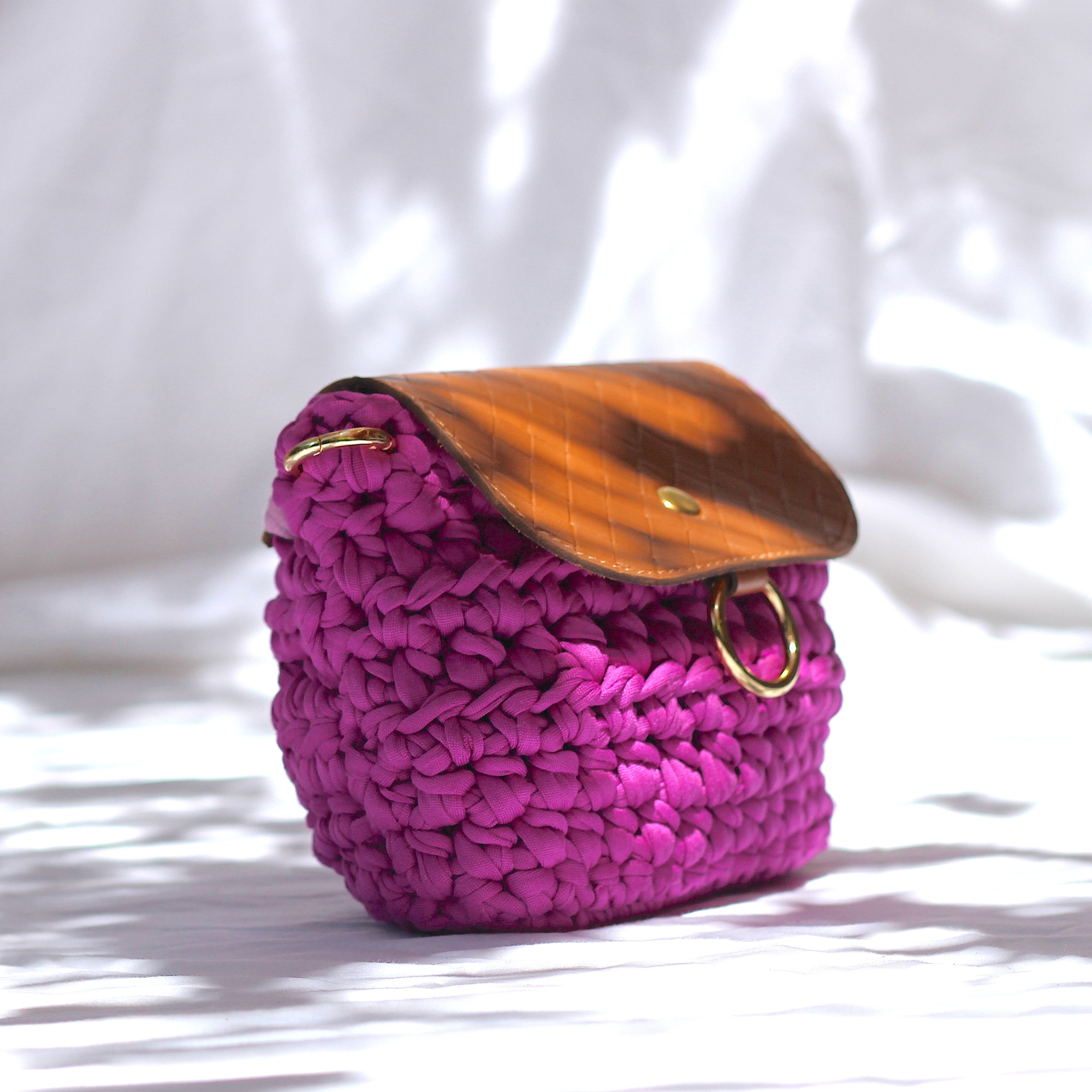 Mini pochette au crochet magenta