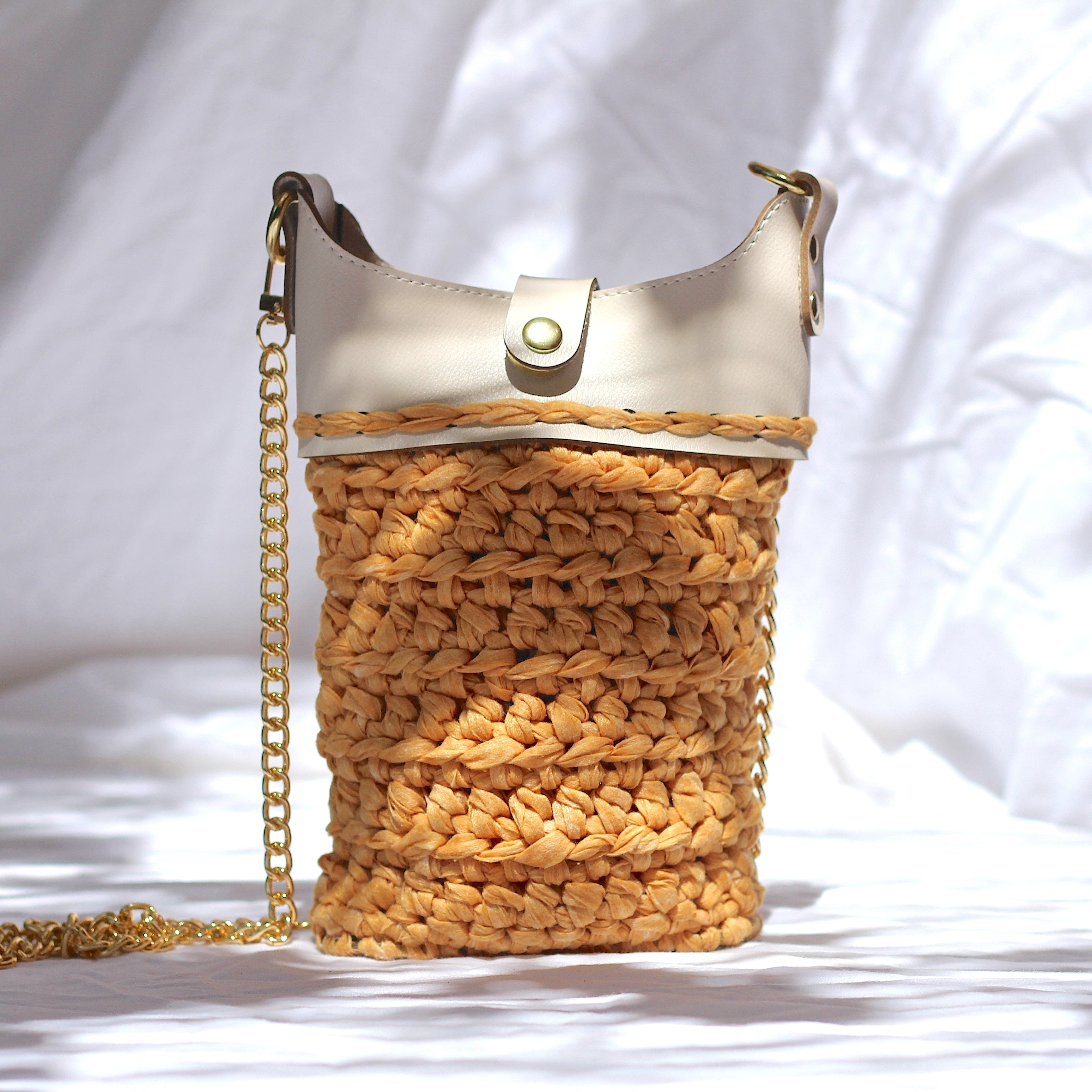 Pochette bandoulière au crochet ocre