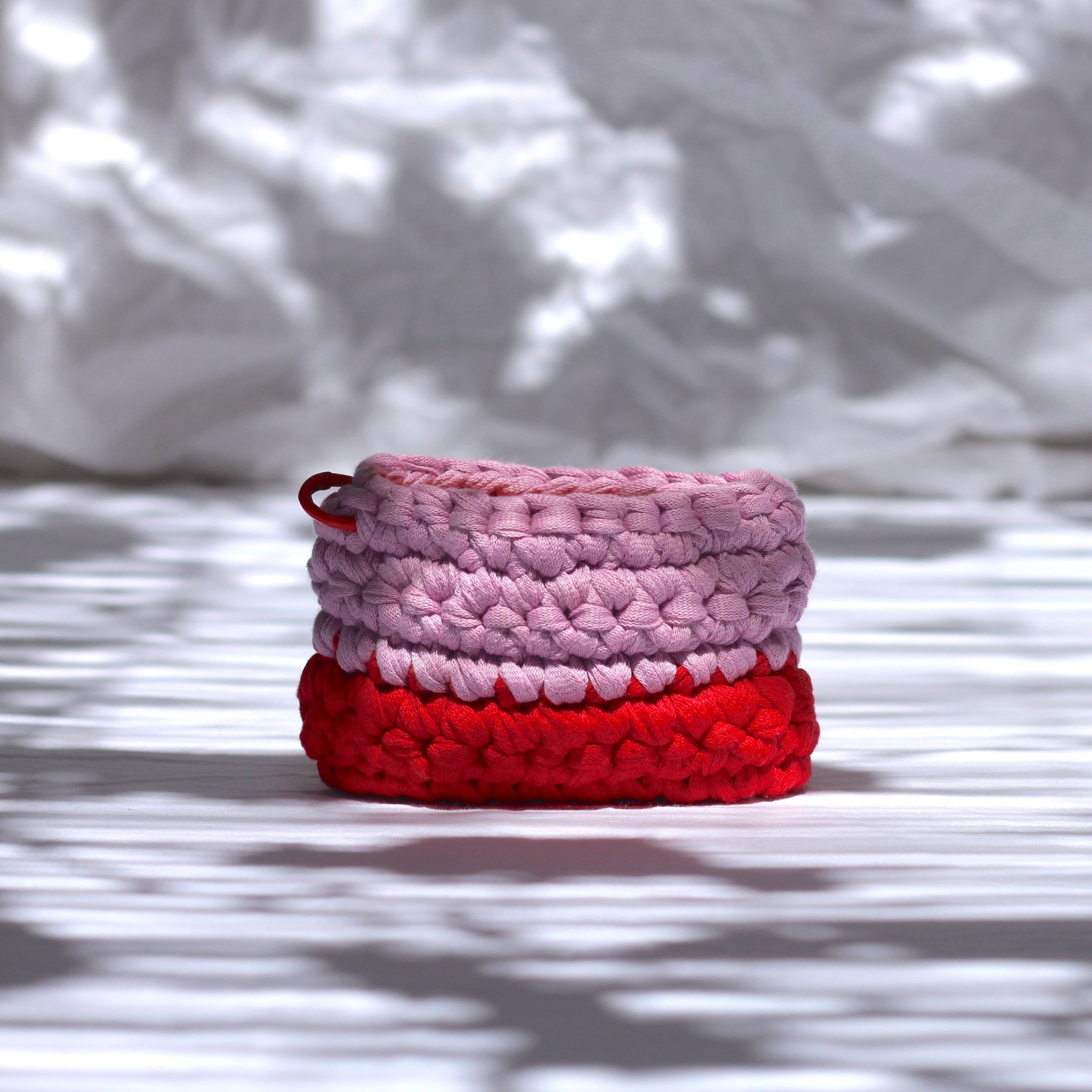 Porte cartes au crochet rouge et mauve