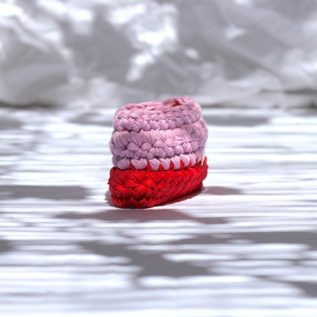 Porte cartes au crochet rouge et mauve