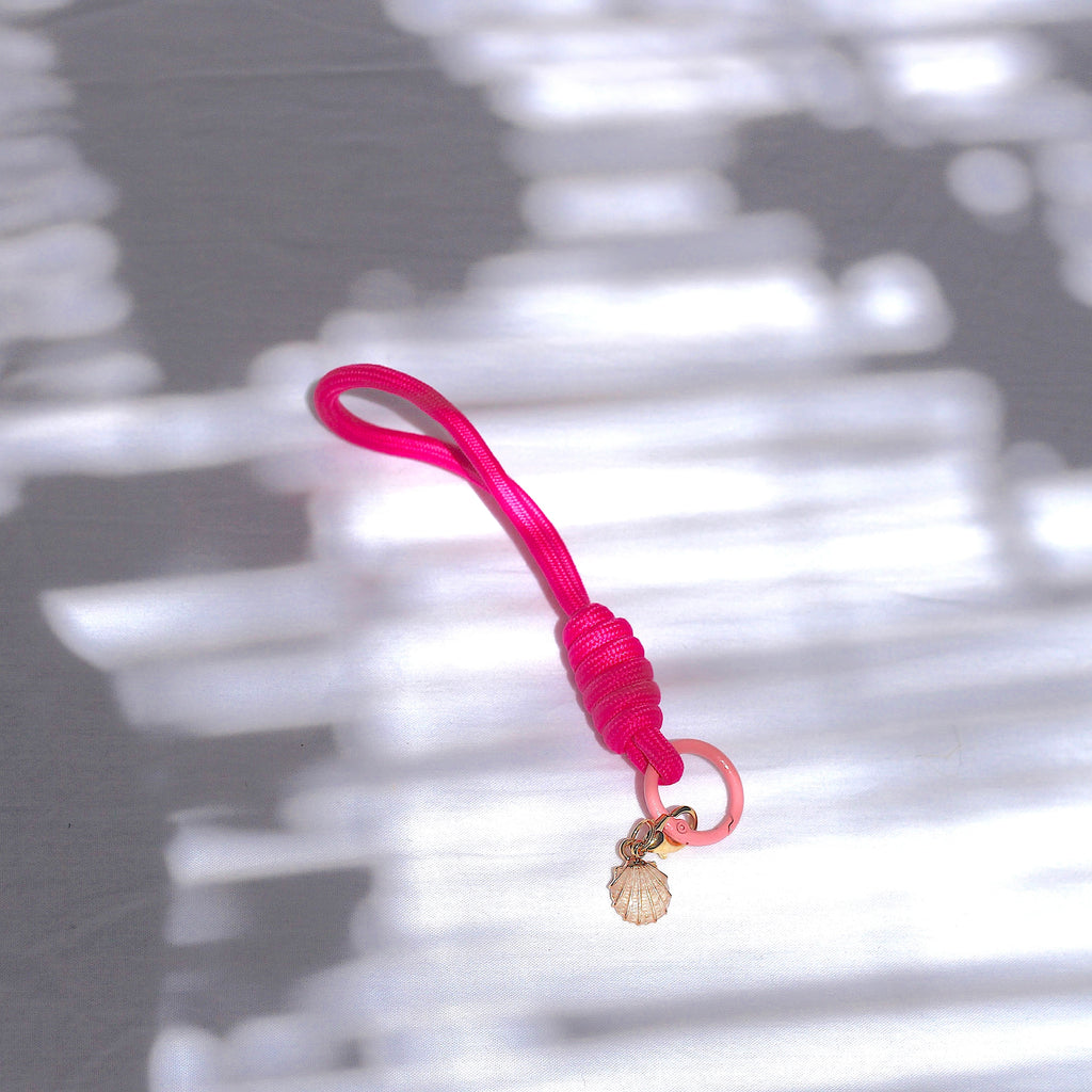 Porte clés en macramé fuchsia avec coquillage