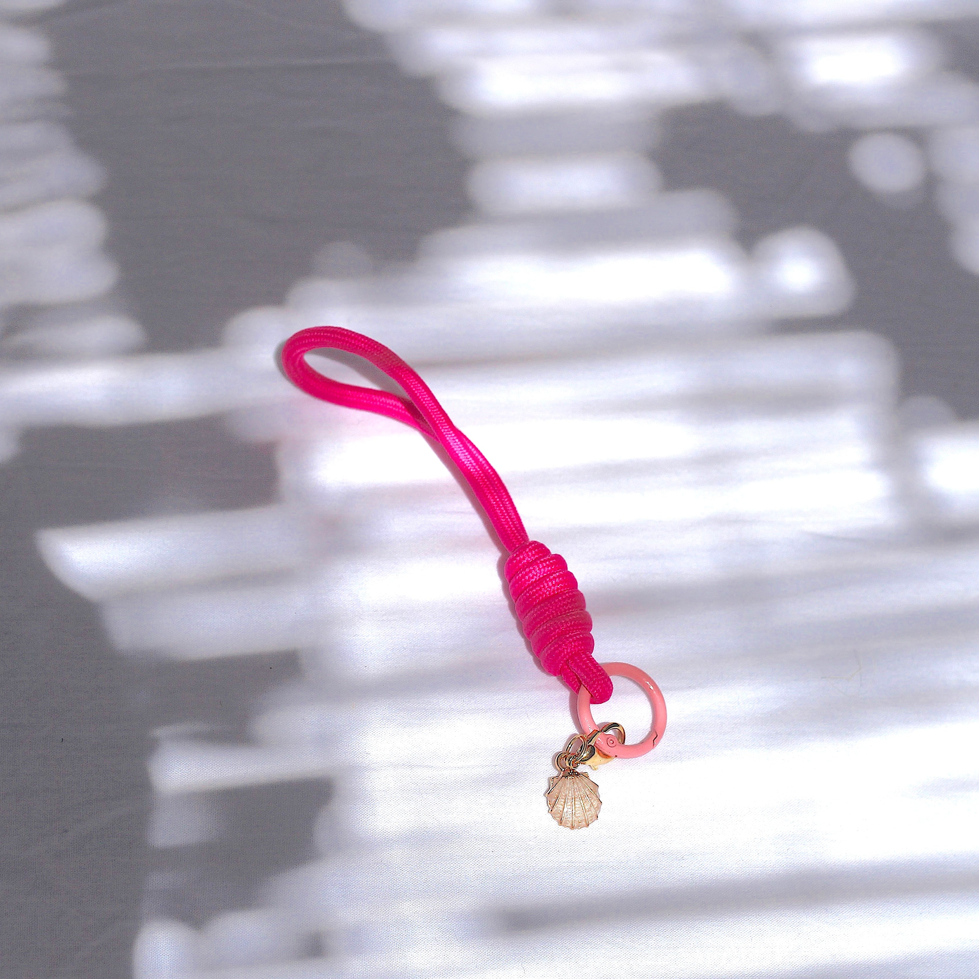 Porte clés en macramé fuchsia avec coquillage