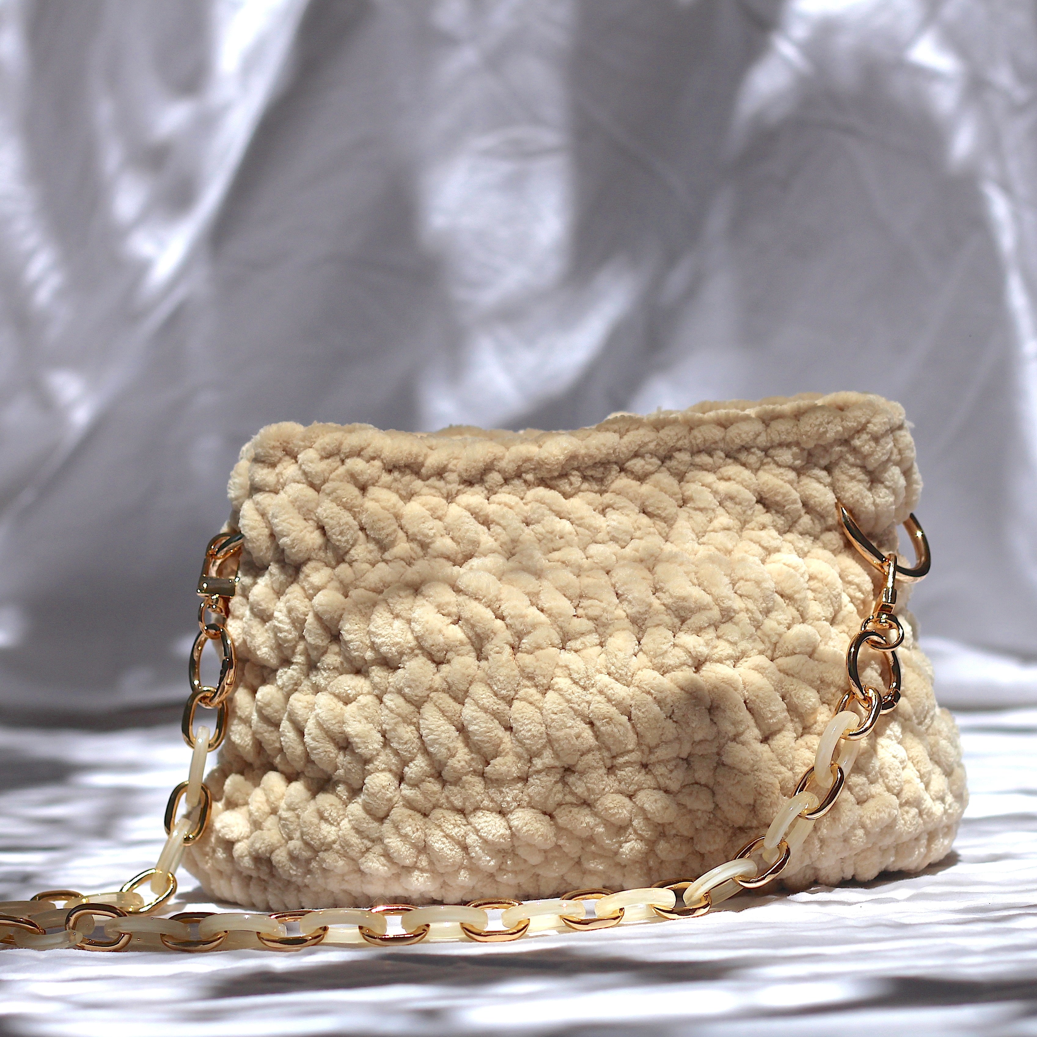 Sac bandoulière au crochet velours crème