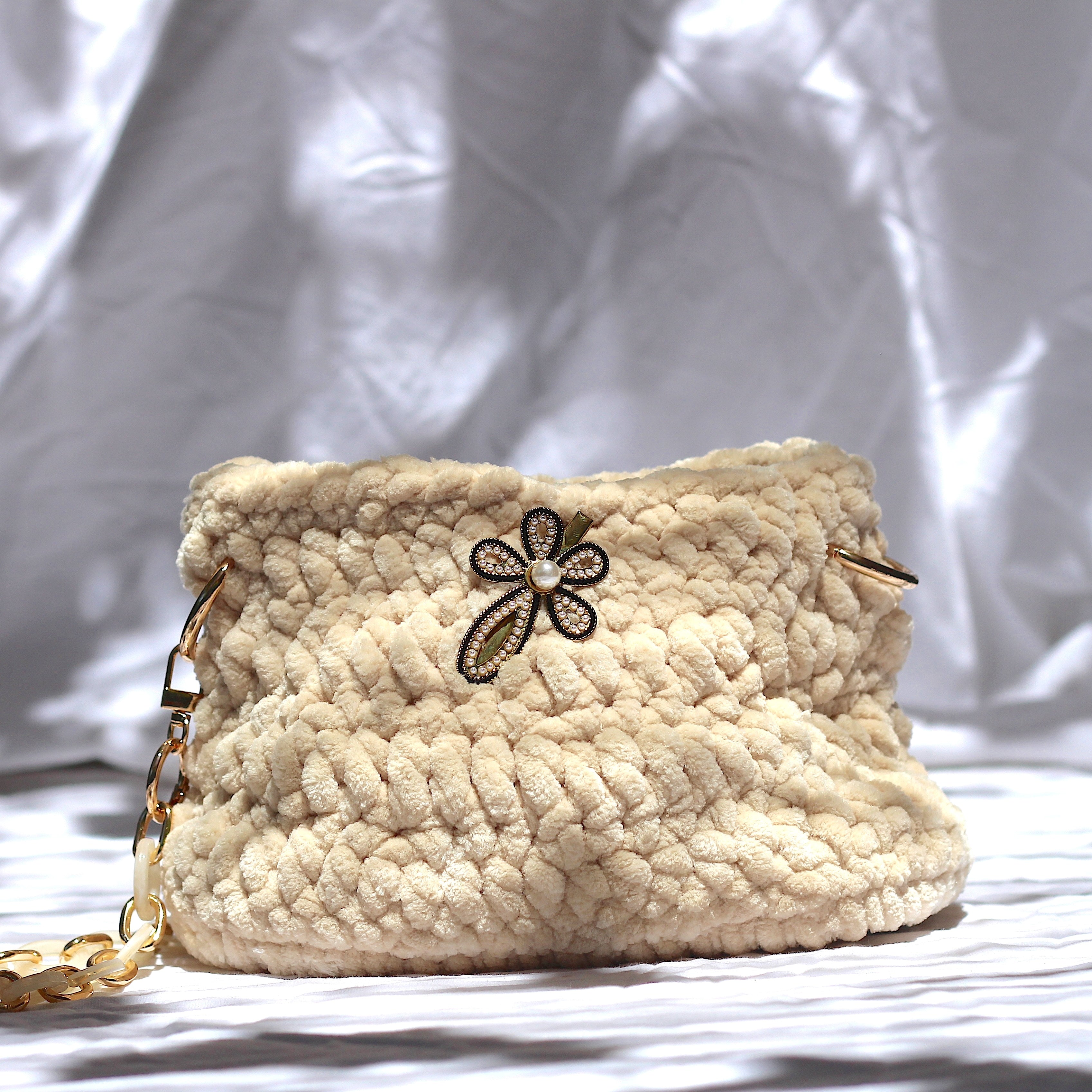 Sac bandoulière au crochet velours crème