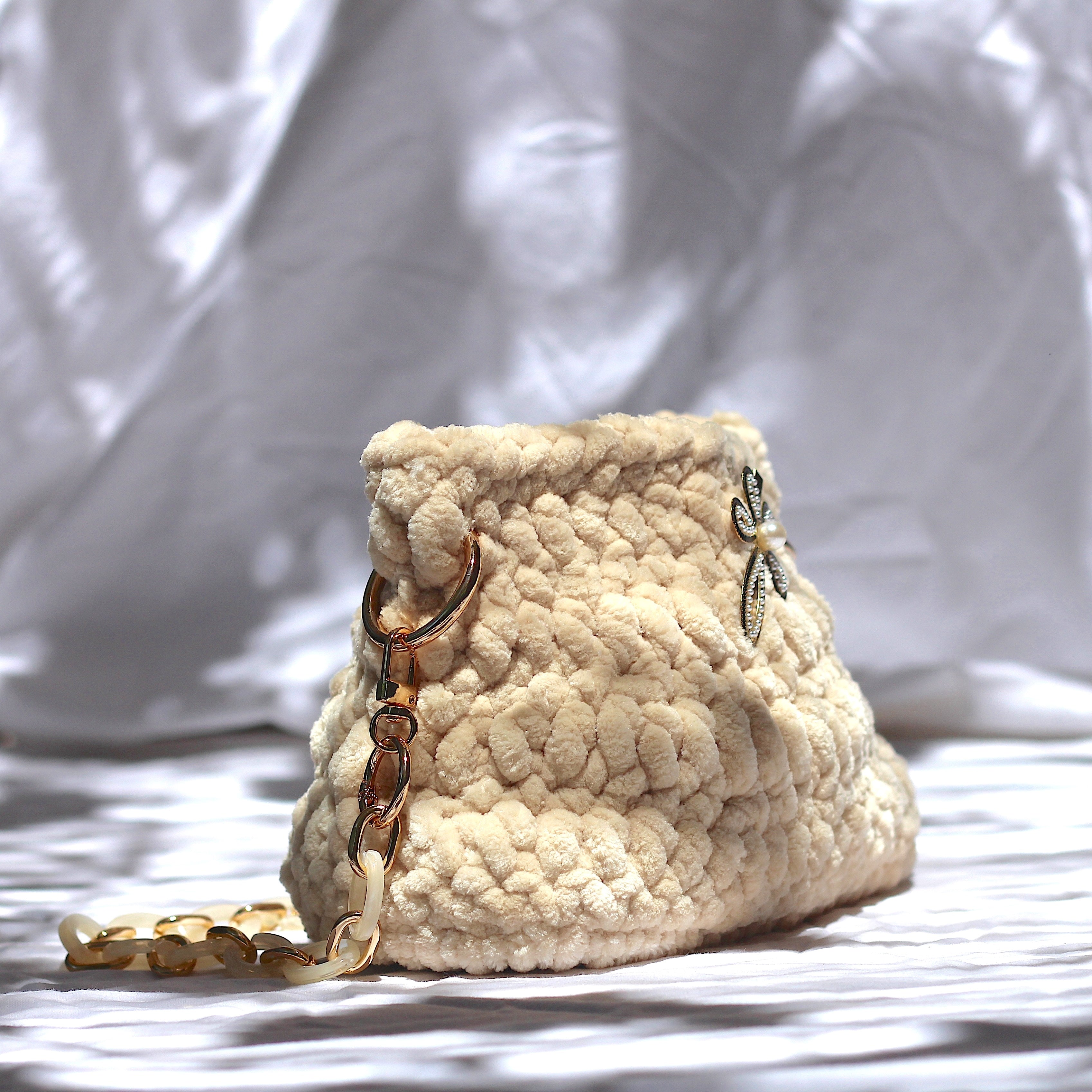 Sac bandoulière au crochet velours crème