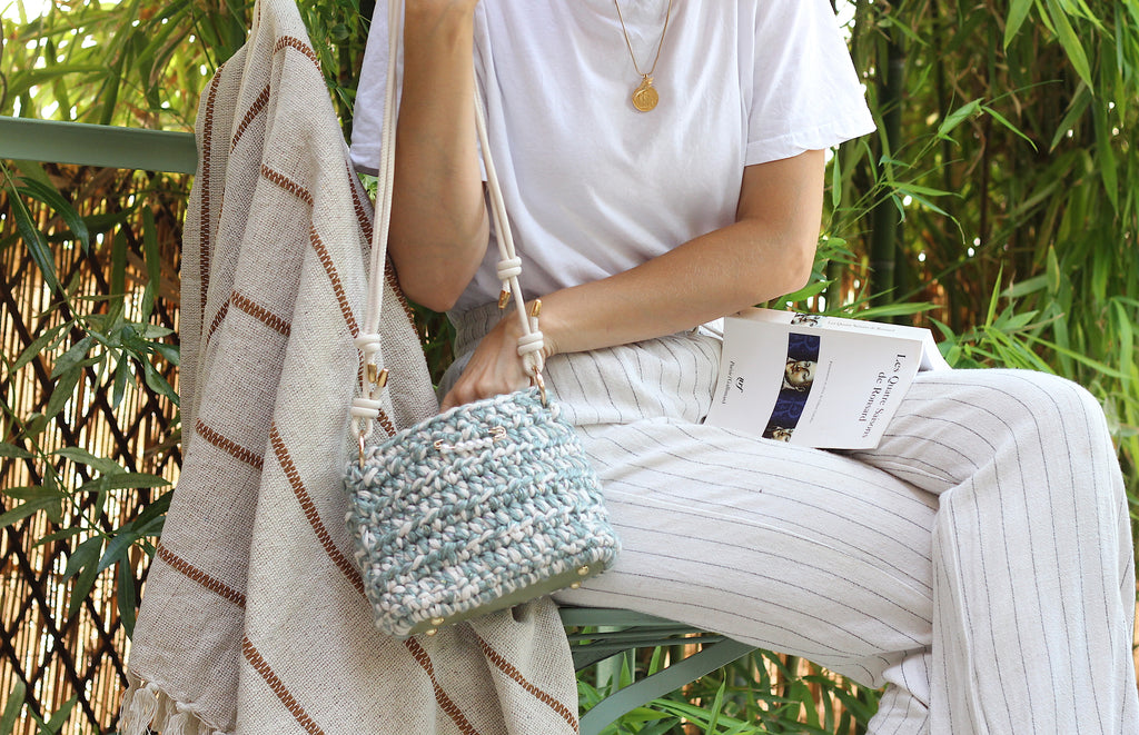 Petit sac bandoulière au crochet vert sauge et crème