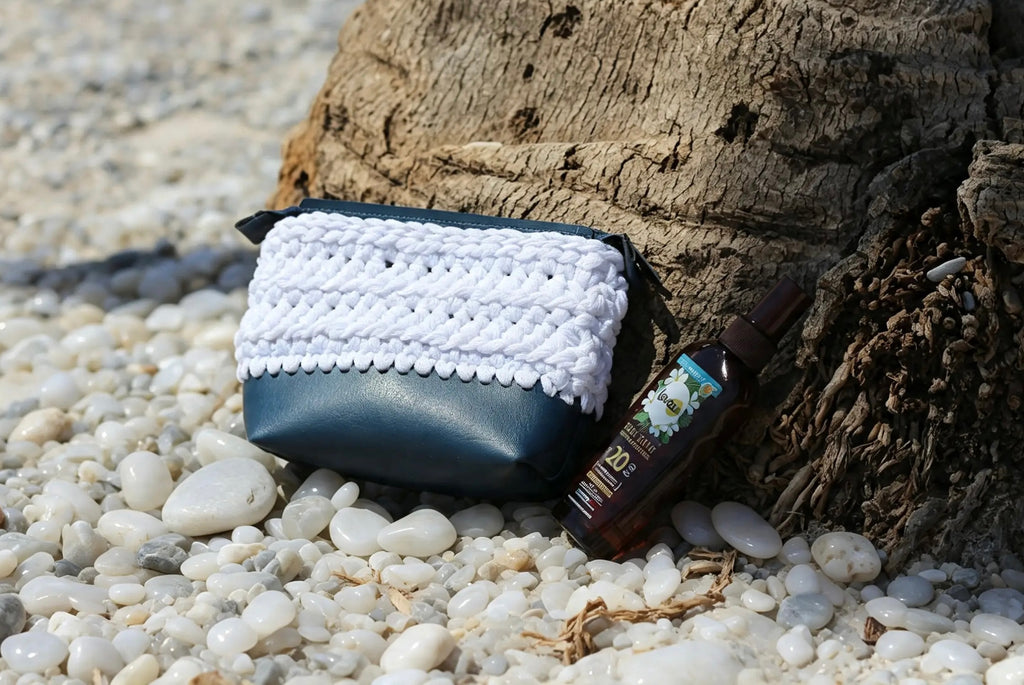 Trousse au crochet marine et blanche
