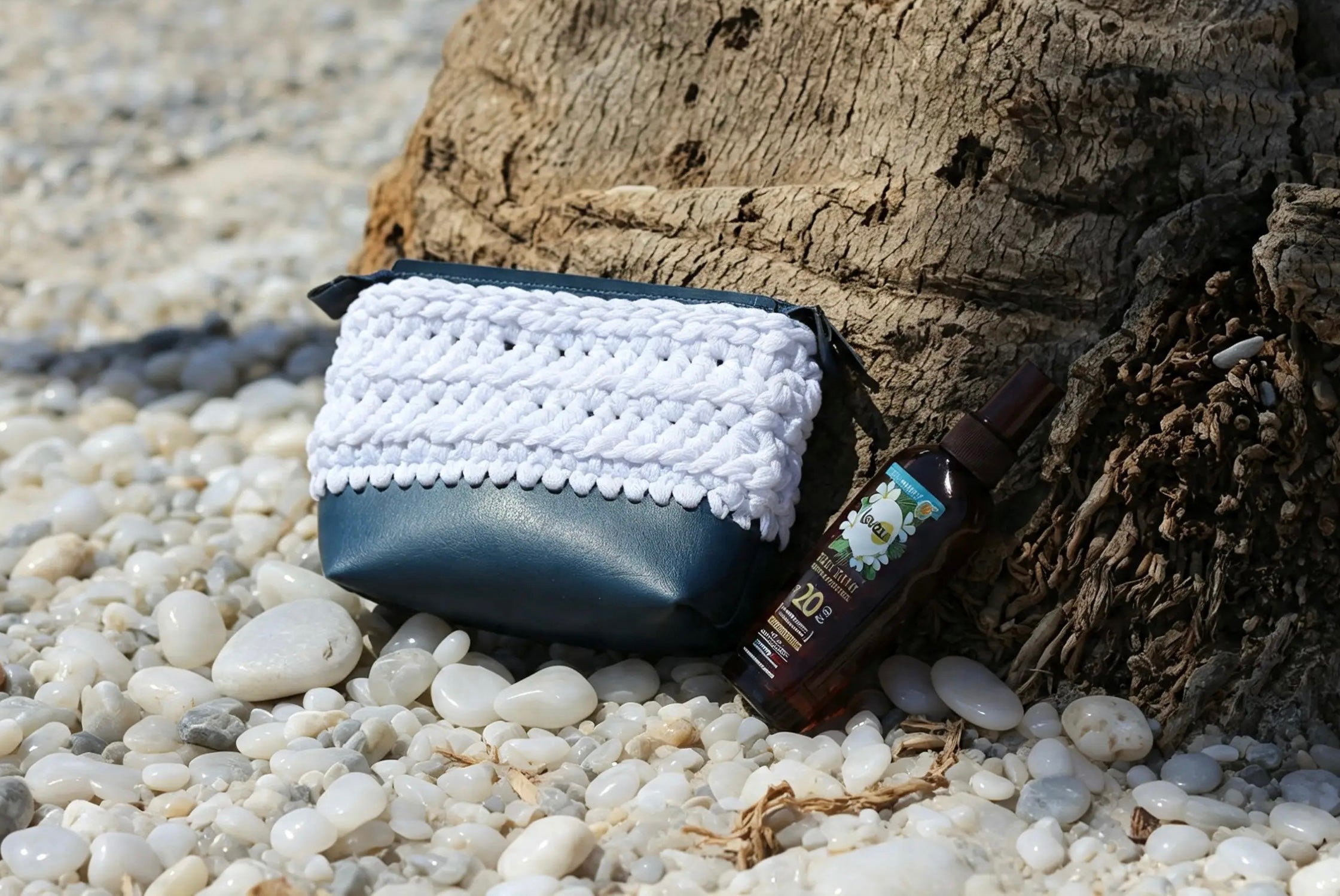 Trousse au crochet marine et blanche
