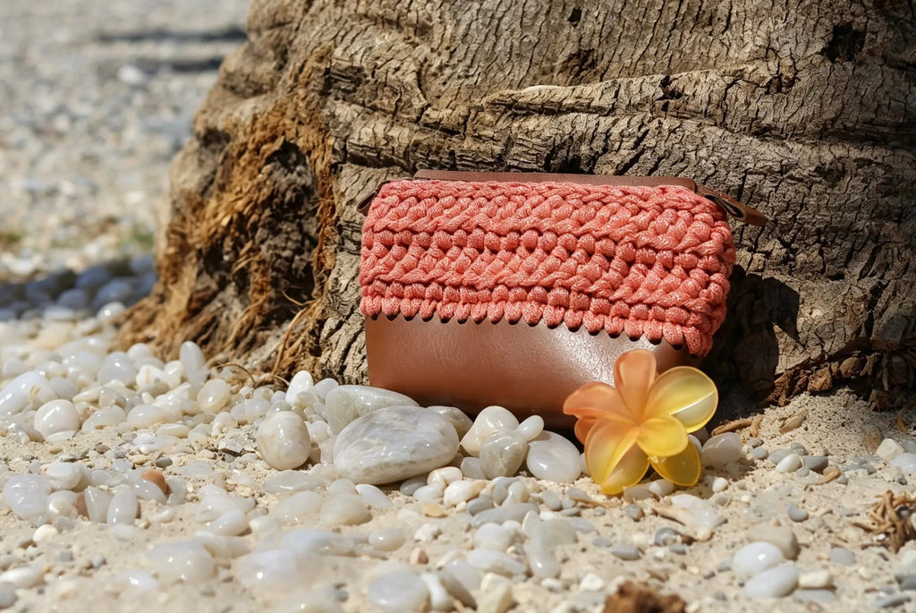 Trousse au crochet et lurex camel corail