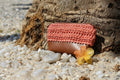 Trousse au crochet et lurex camel corail